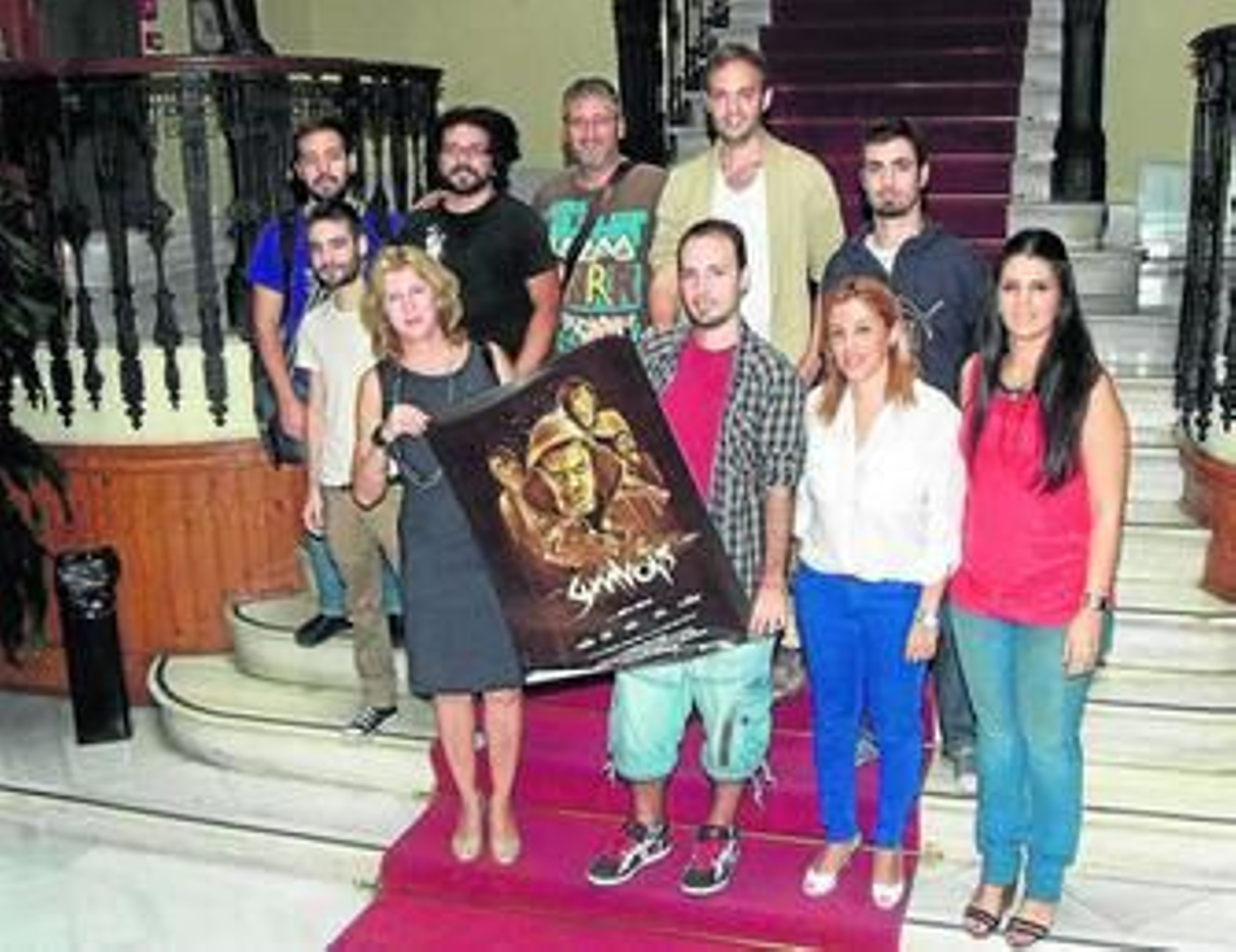 Sonia Ferrer, Noemí Cruz y María Dolores Ortega con el equipo técnico y actores de Summons.