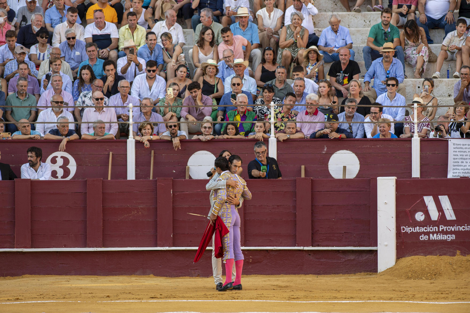 Fortes recibiendo ayer el brindis del primer todo de Paco Ureña en La Malagueta.