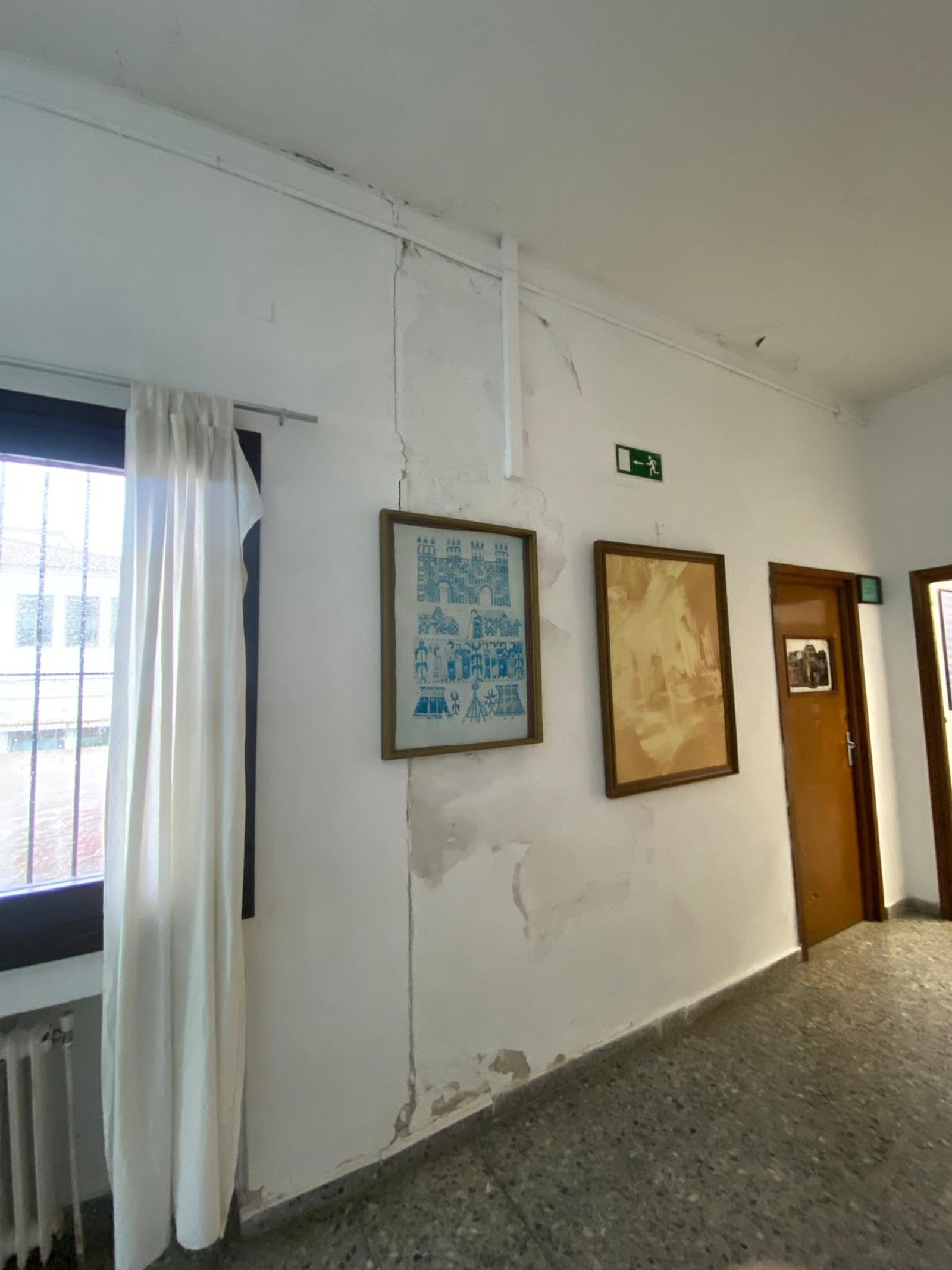 Fotografías de las goteras y humedades en el IES San Blas de Aracena, con alumnos desalojados este miércoles