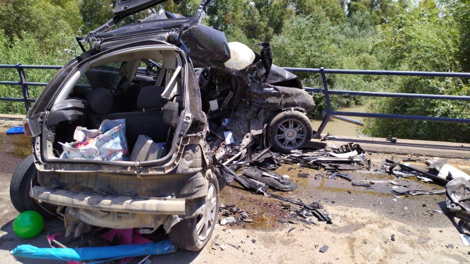 Estado en el que quedó el vehículo Seat Ibiza en el que viajaban los dos jóvenes fallecidos.