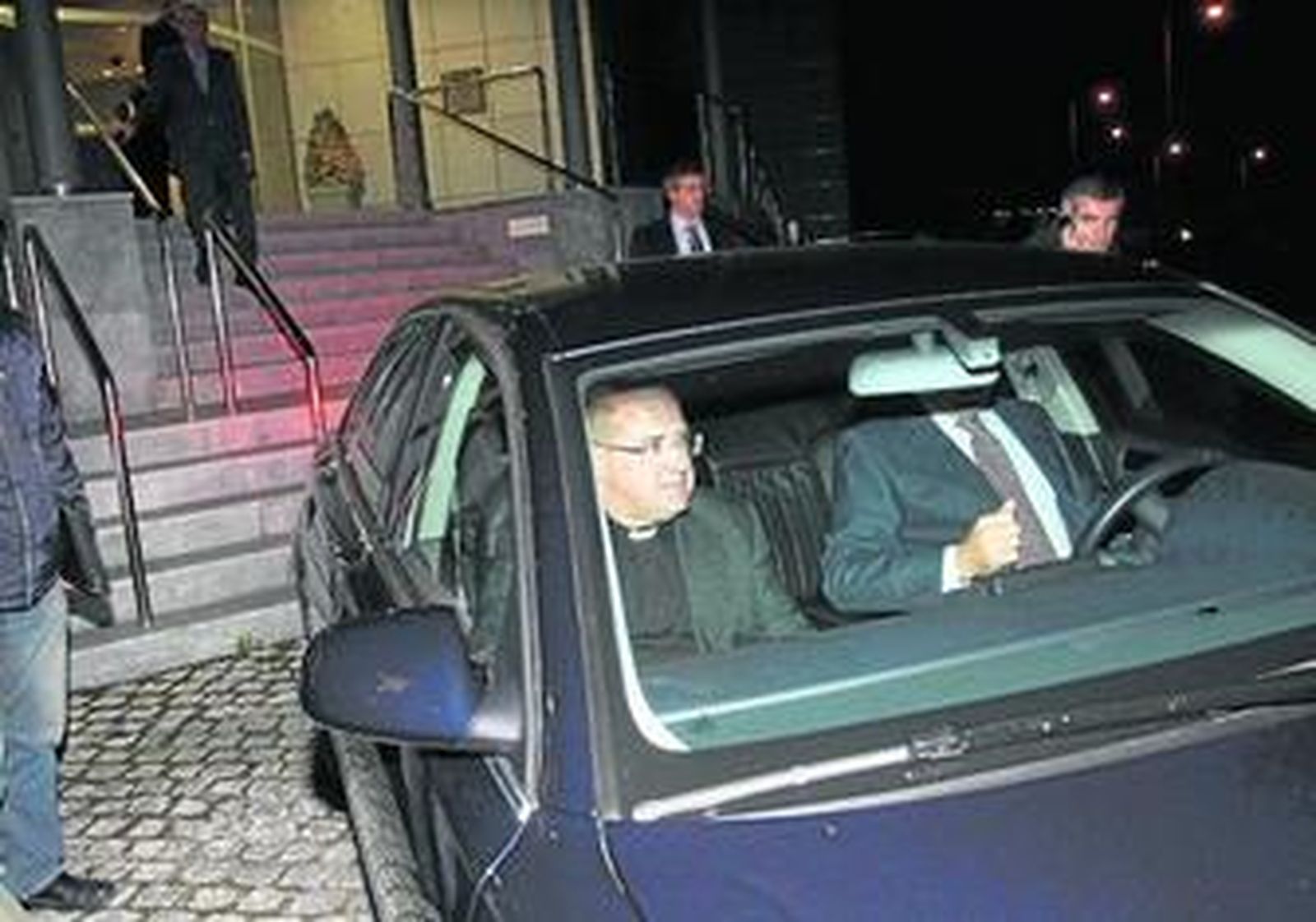 Santiago Gómez Sierra, presidente de Cajasur, sale en dirección a la sede de Unicaja para reunirse con Medel.