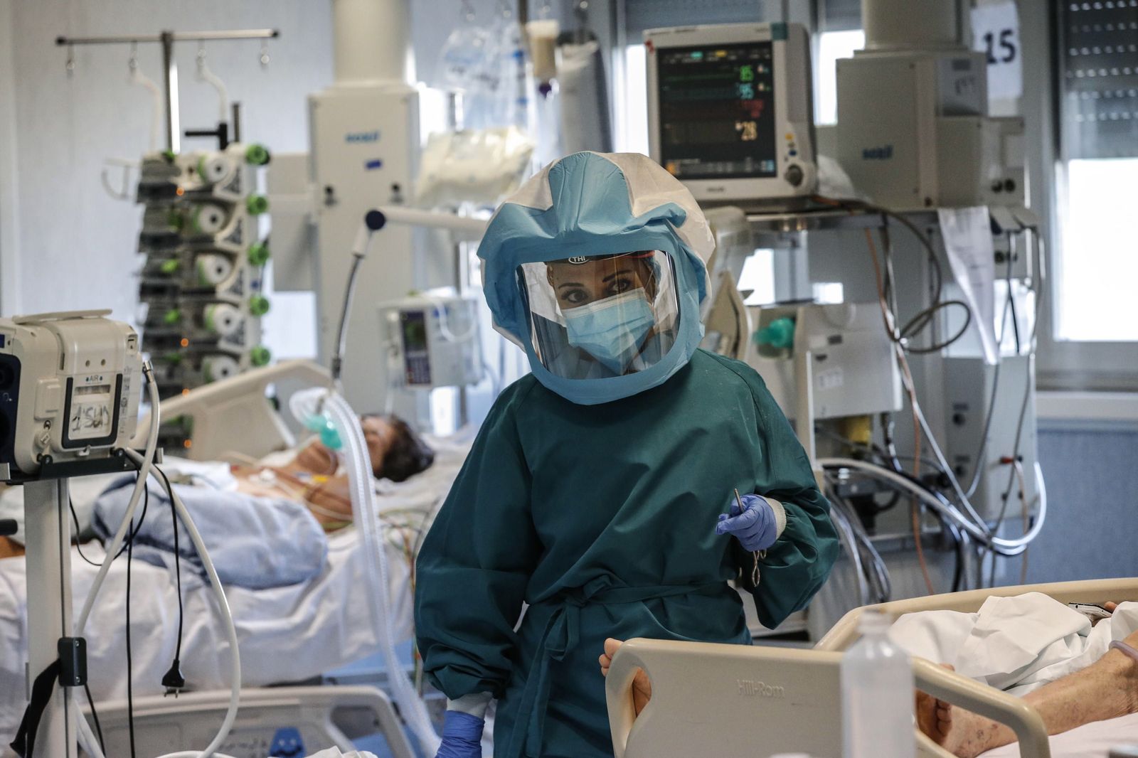 Una trabajadora sanitaria atiende a enfermos ingresados en la UCI en un hospital de Roma.