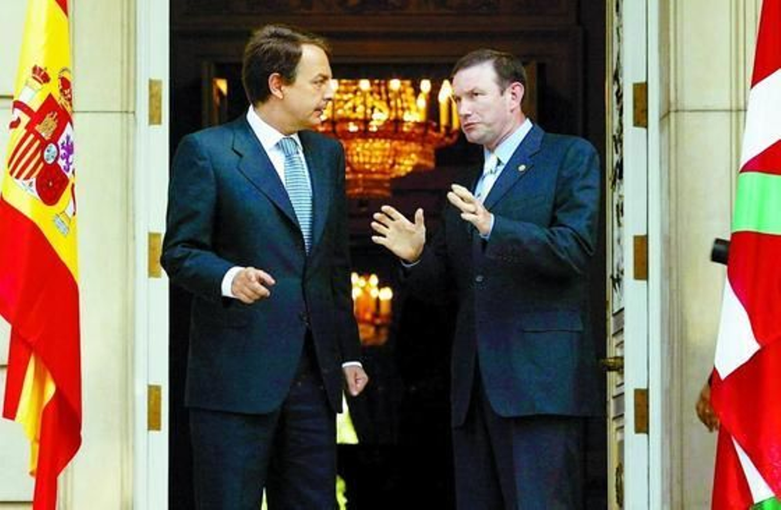 26 de julio de 2004: Zapatero recibe a Ibarretxe, presidente del País Vasco aquel año.

Foto: AFP