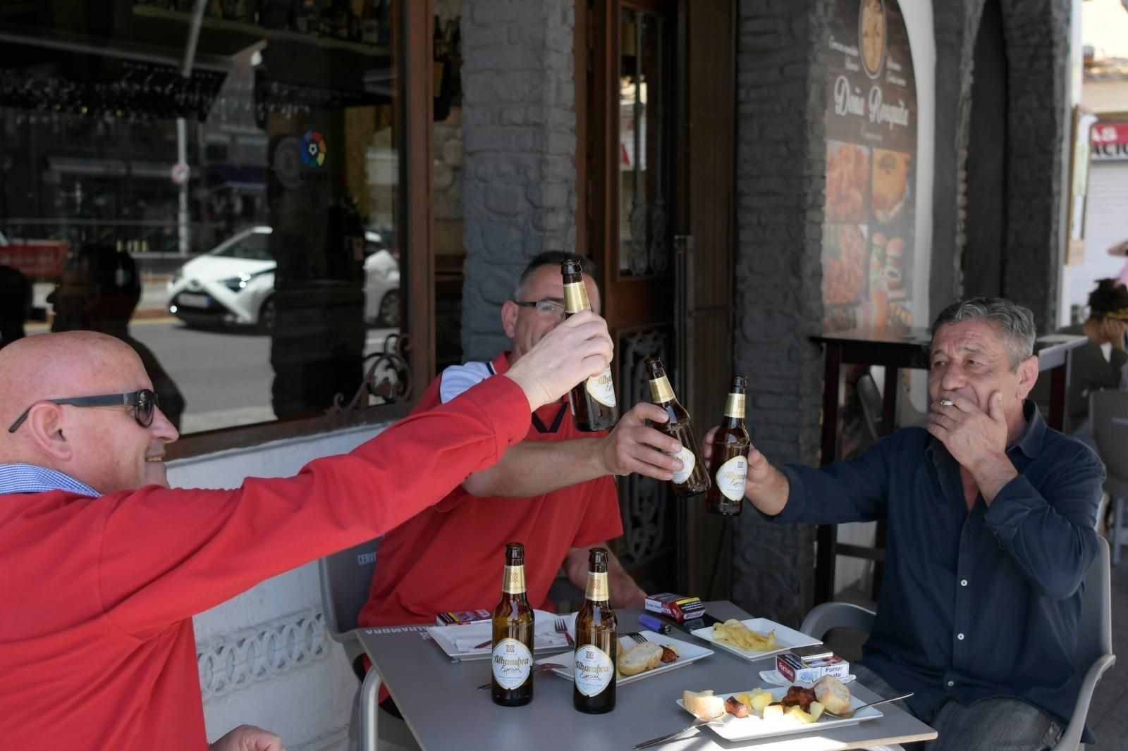 Un brindis por la fase 1 en las terrazas de los bares de Granada