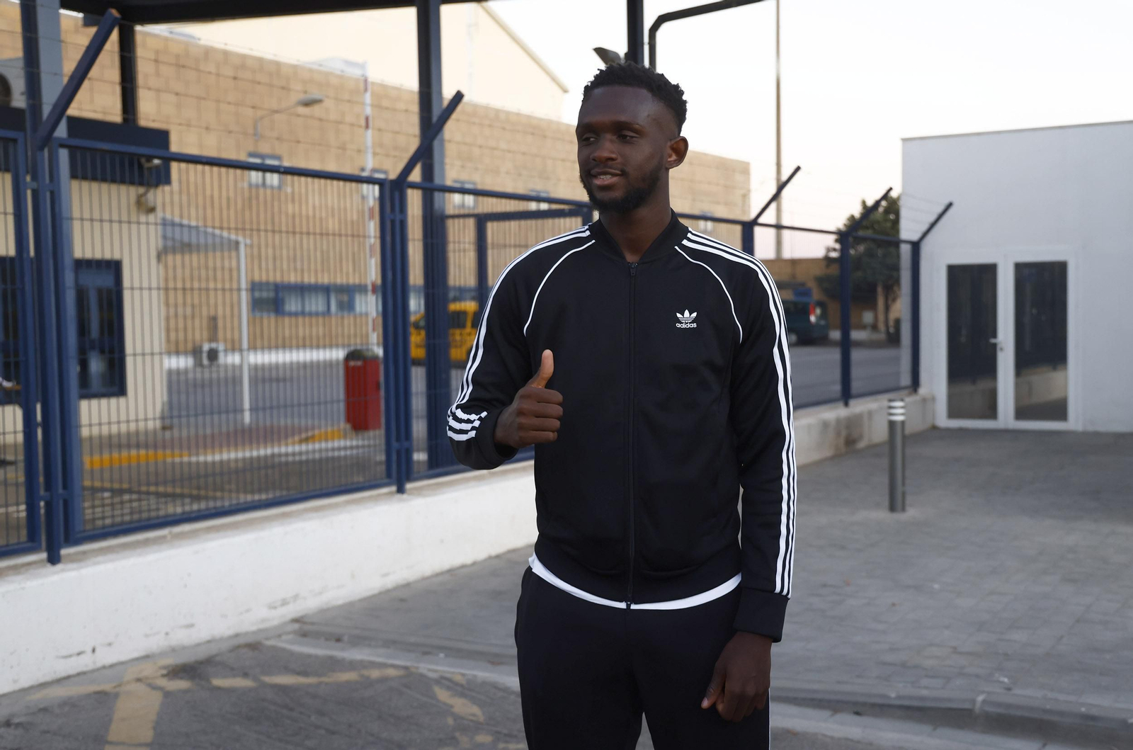 Nianzou, al aterrizar en San Pablo para ser el cuarto fichaje del Sevilla.