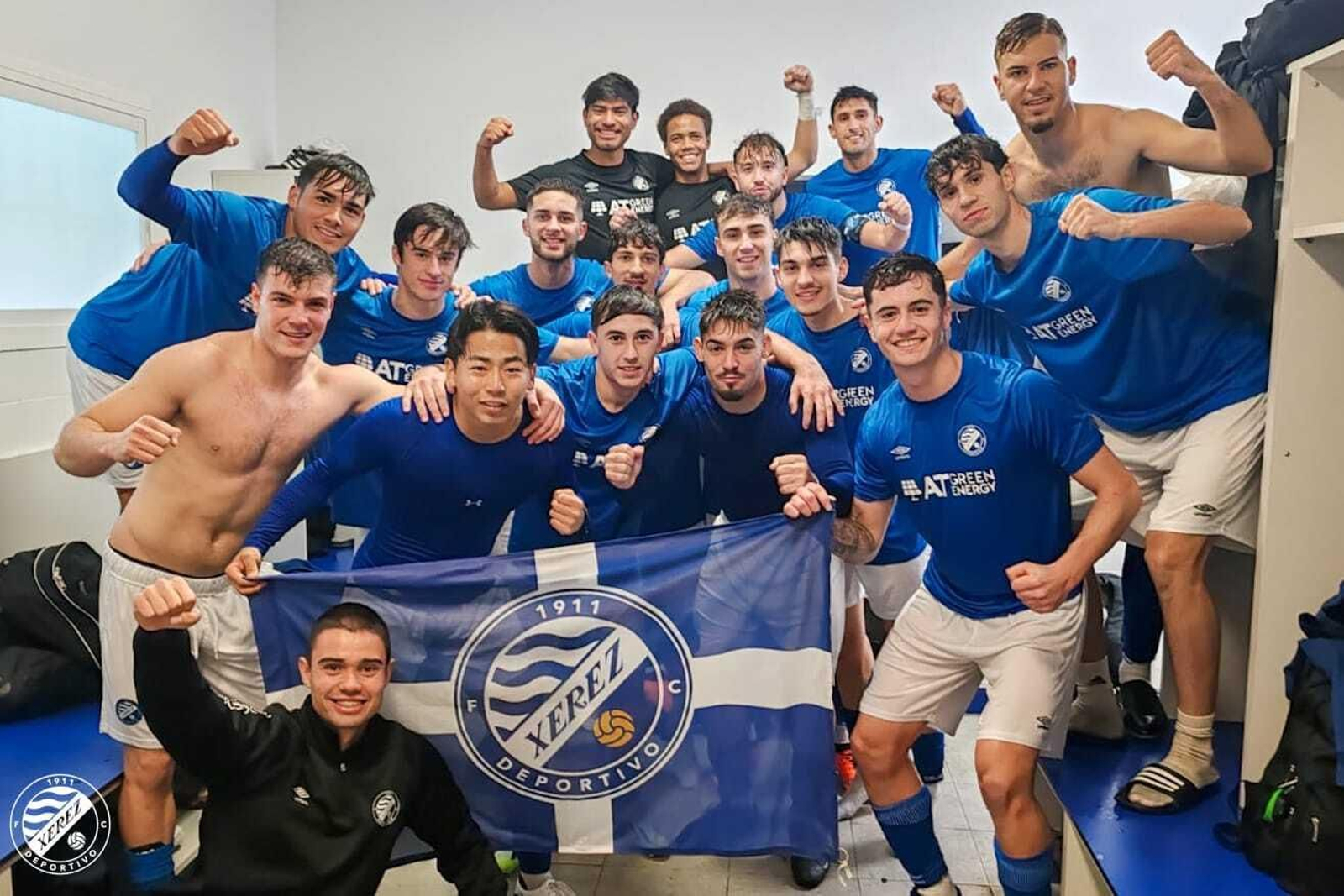 Los jugadores del filial azulino celebran su triunfo ante el San Bernardo (1-2).