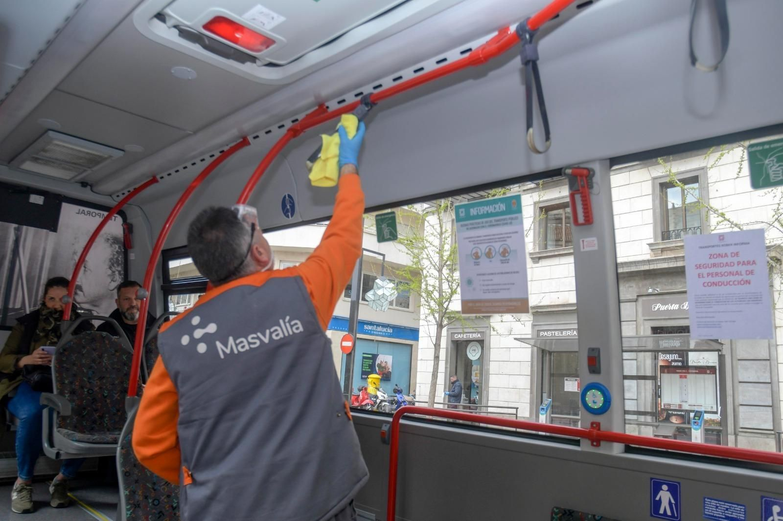 Limpieza en autobuses y poco tráfico en Granada por el coronavirus