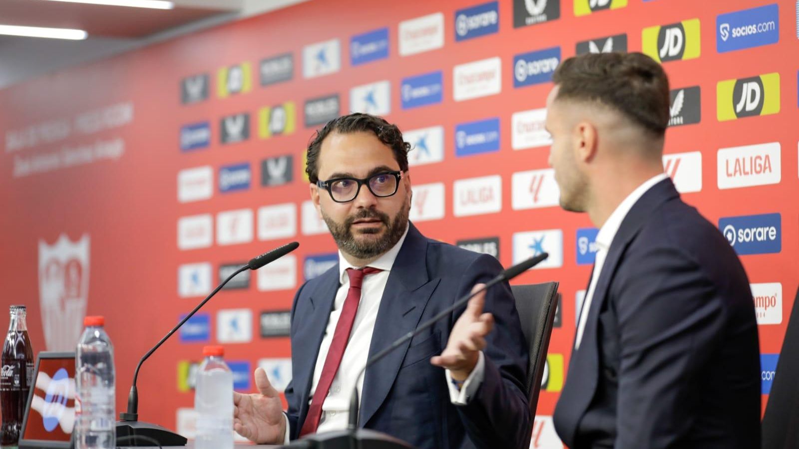 Víctor Orta, junto a Saúl en su presentación.