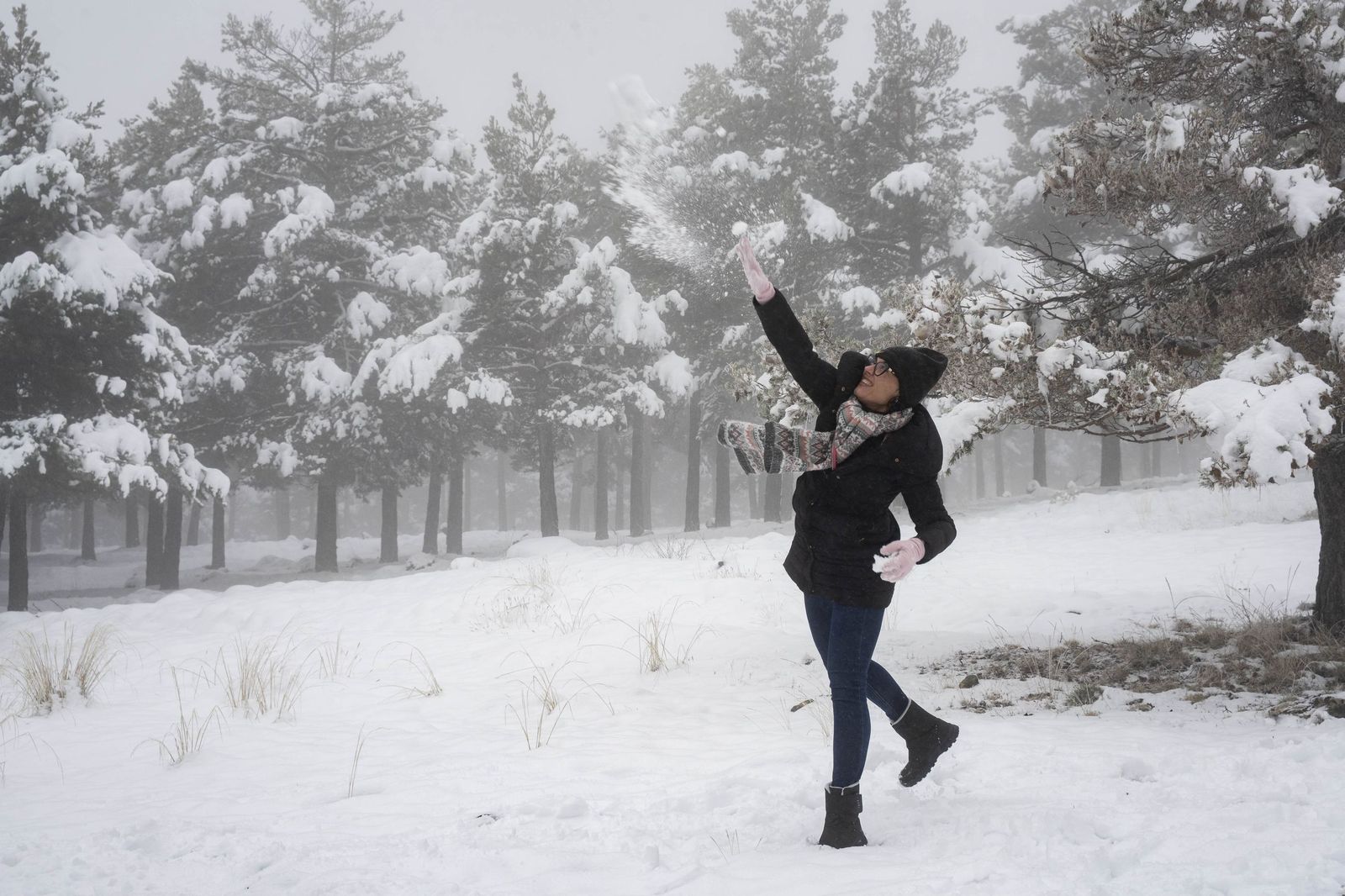 Las imágenes de la nieve y los juegos en familia en Calar Alto