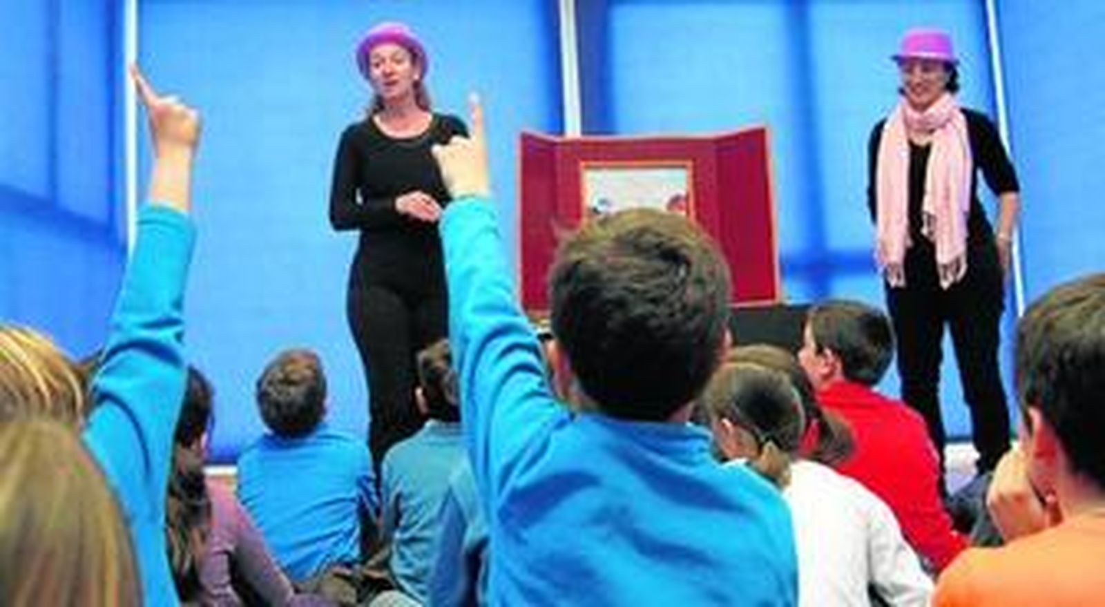 Distintos momentos de la sesión de teatro infantil en el Centro Puerta del Atlántico.