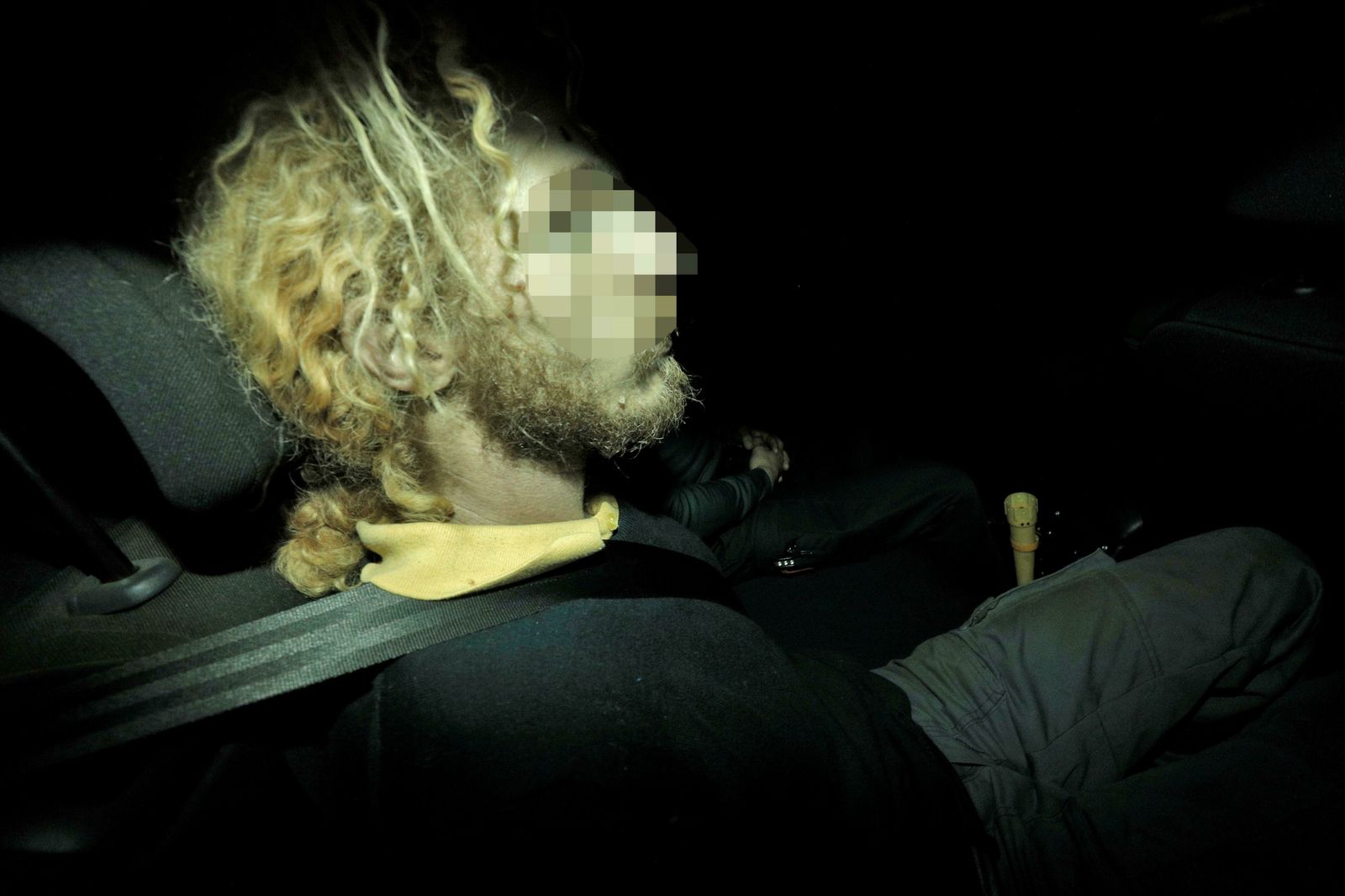 El padre de los dos niños hallados muertos en Godella, a su salida ayer por la tarde de los juzgados de Paterna tras prestar declaración.