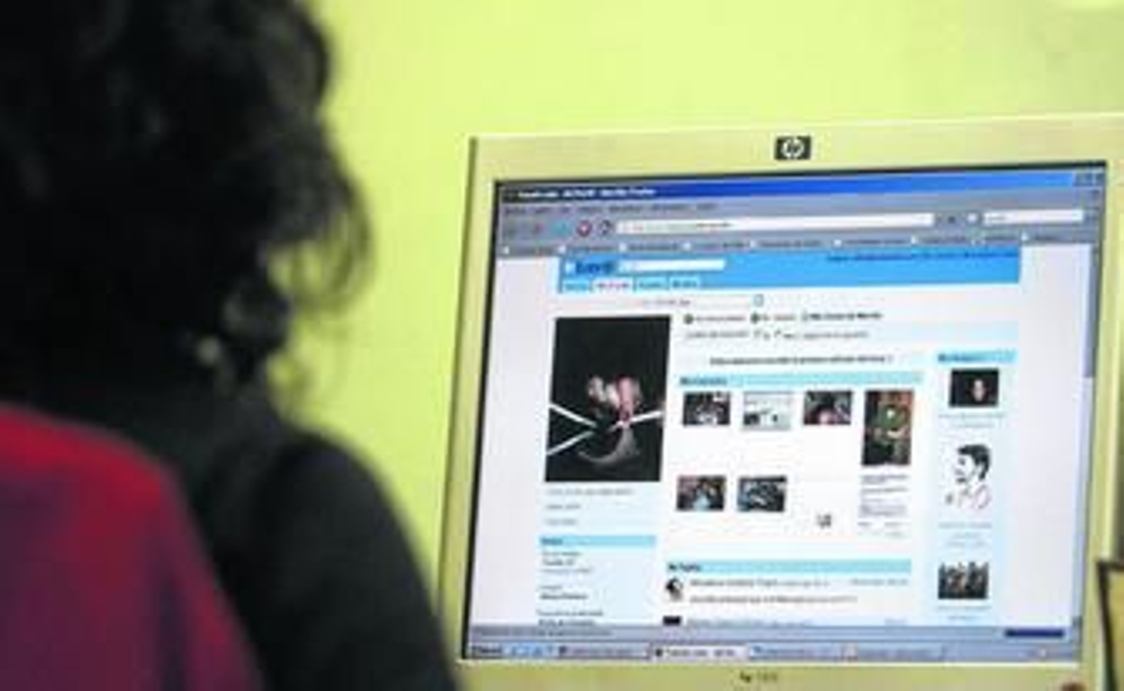 Una joven accede a su perfil personal de Tuenti. Una joven accede a su perfil personal de Tuenti.