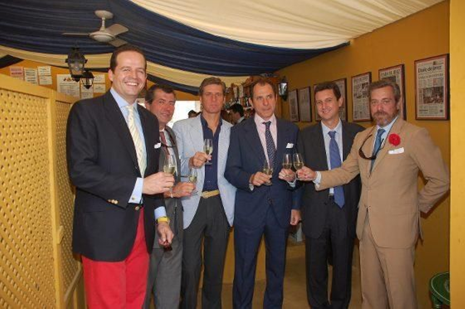 Michi Primo de Rivera, pregonero de la Feria del Caballo 2010, brinda con fino de Jerez junto a Alfonso Maldonado, Antonio León, Francisco Martel, Pablo Guerrero y Miguel Berraquero, gerente de Diario de Jerez.

Foto: Manu Garcia