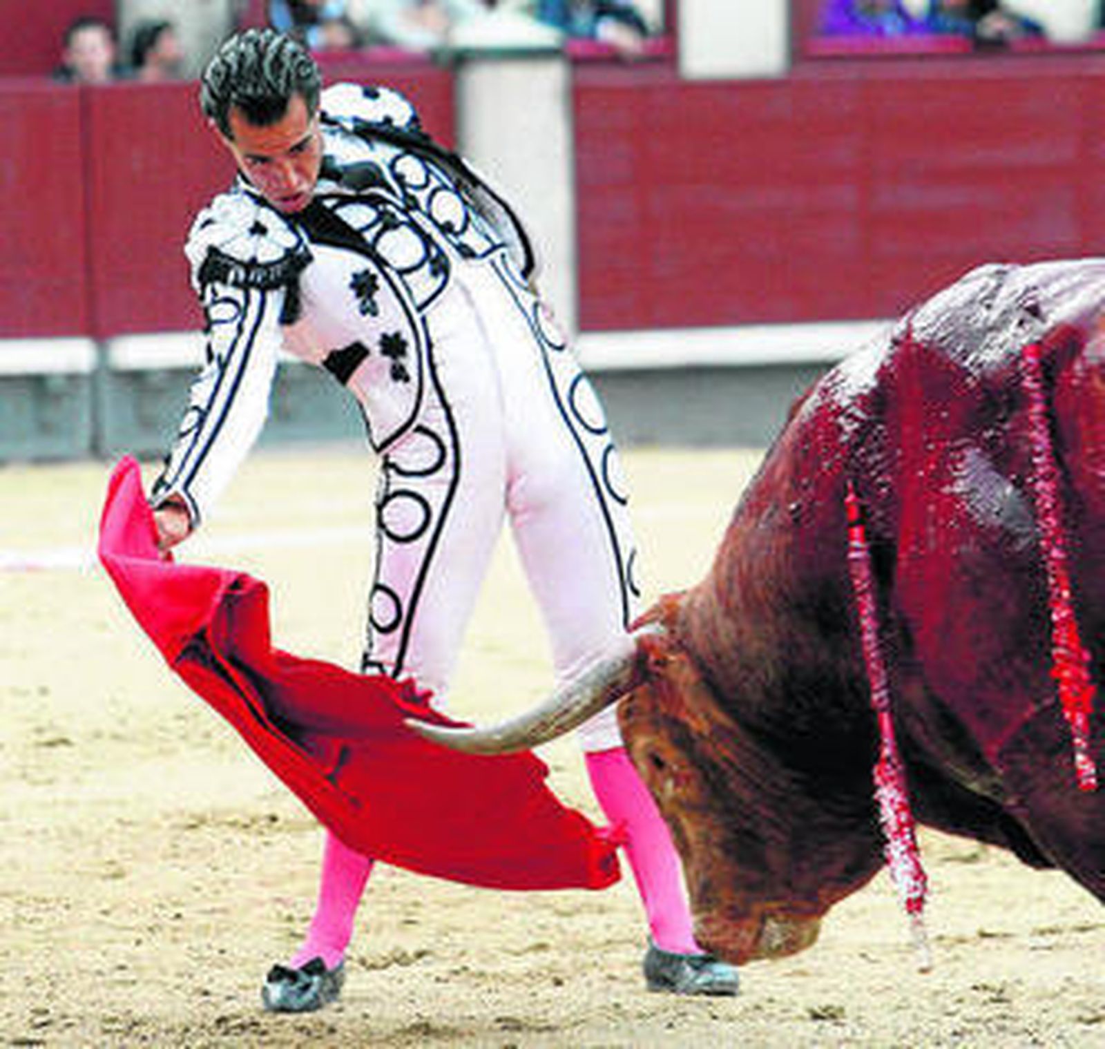 Iván Fandiño, durante su actuación ayer en la plaza de Madrid.