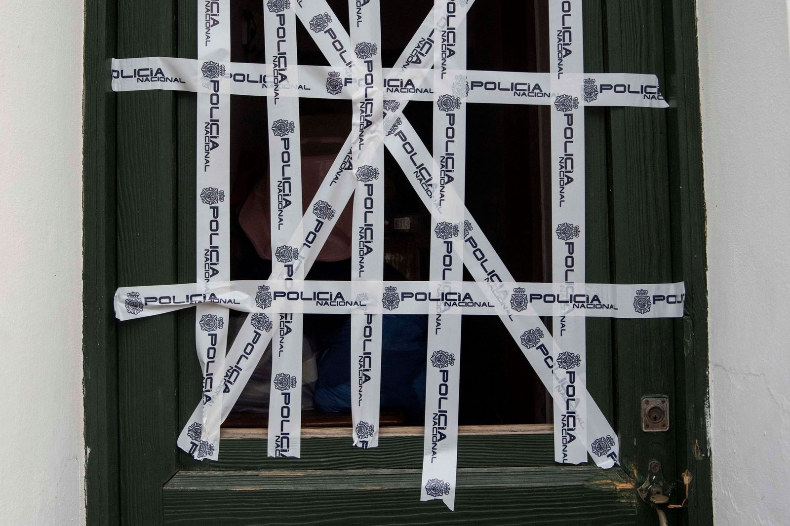 Puerta precintada tras una operación de la Policía Nacional.