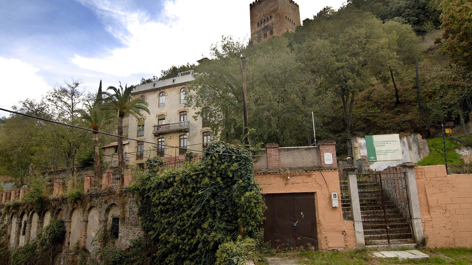 El Hotel Reuma, bajo la Torre de Comares.