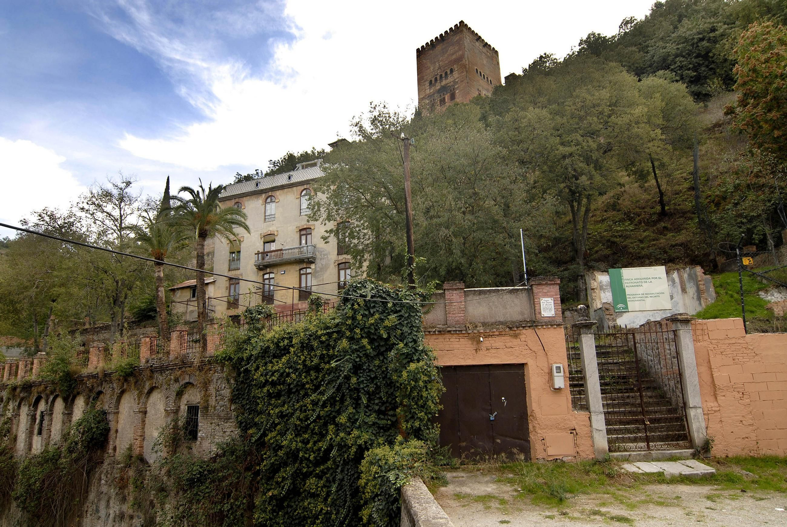 El Hotel Reuma, bajo la Torre de Comares.
