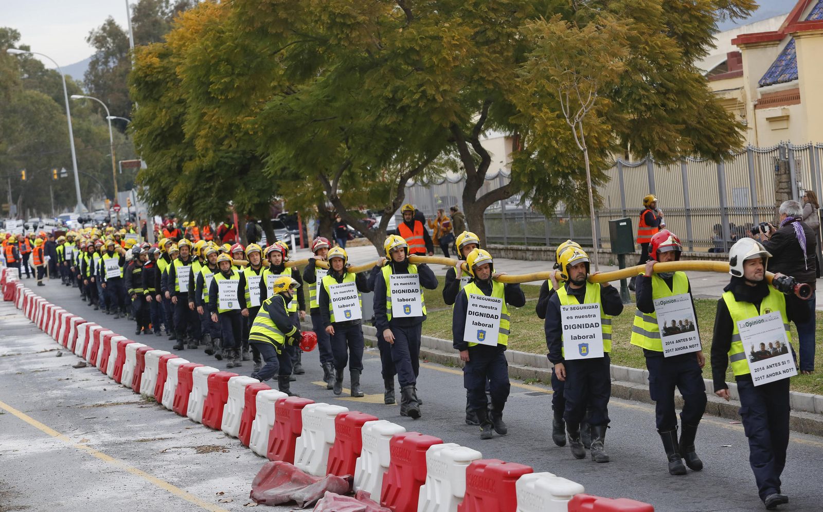 Las imágenes de la 'marcha fúnebre' de los bomberos en Málaga