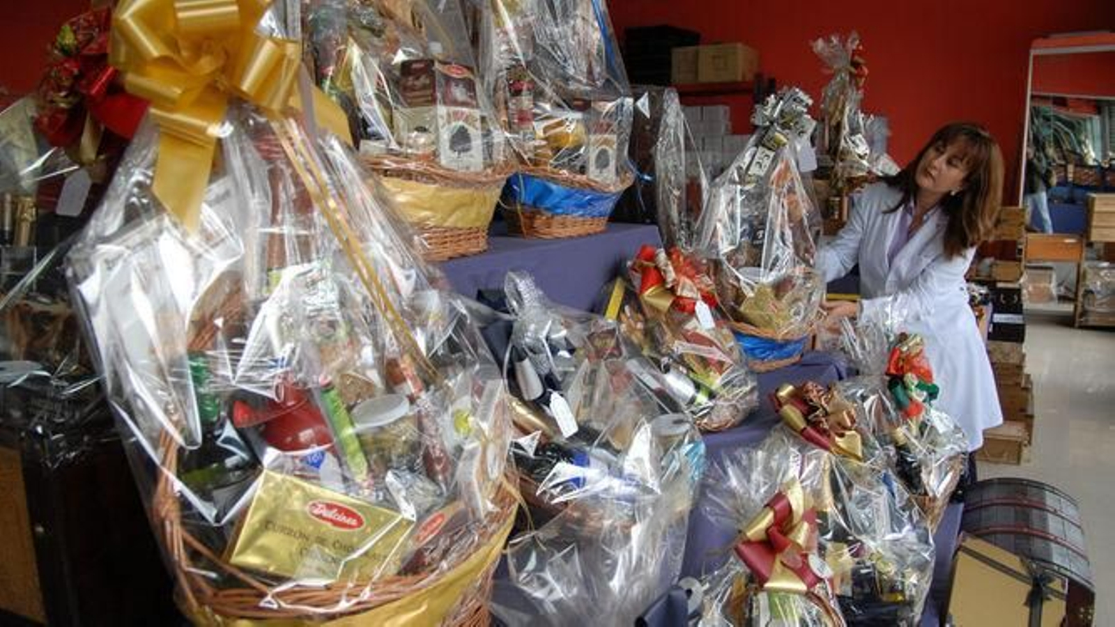 Una serie de cestas de Navidad expuestas en un local