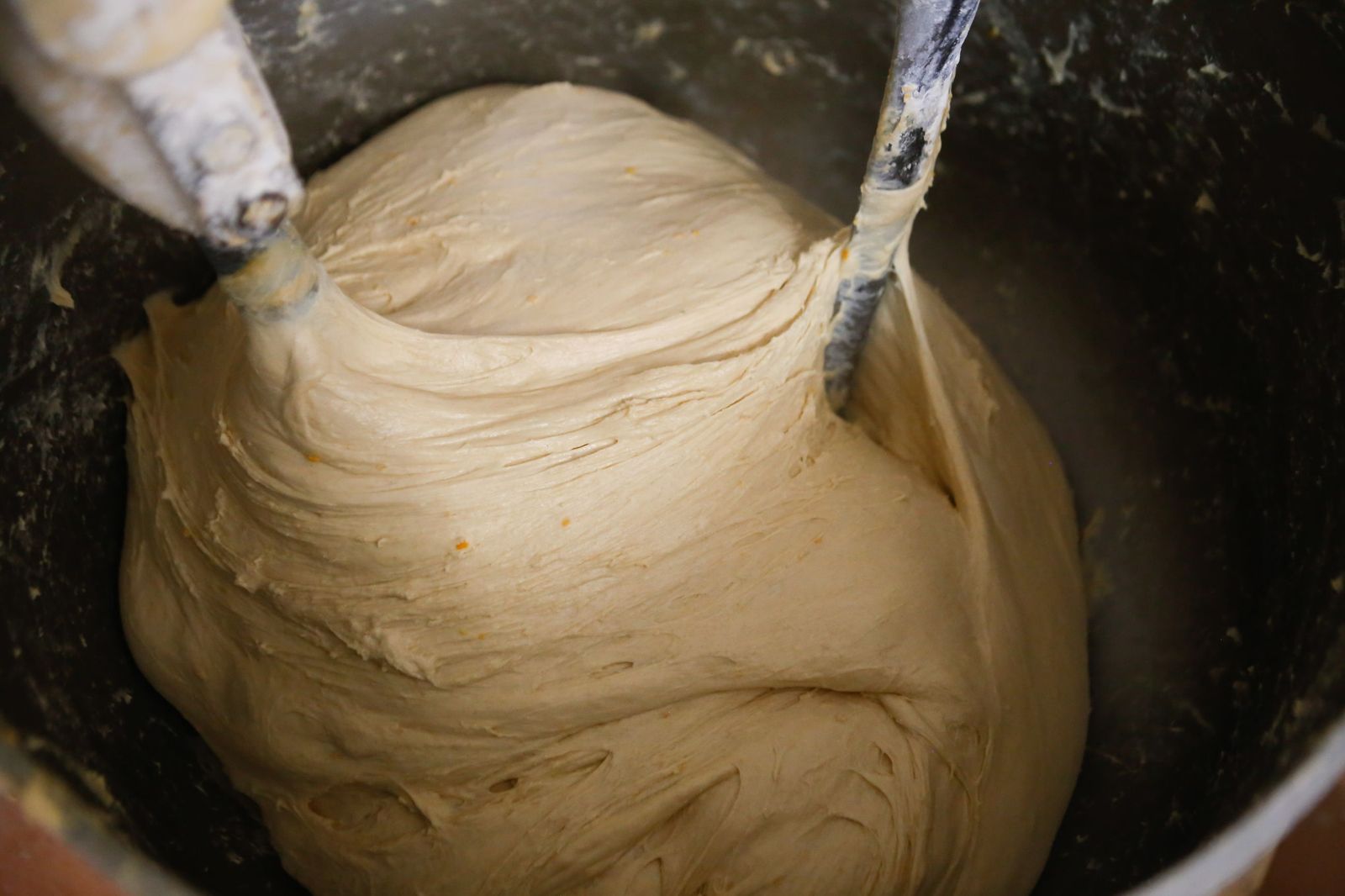 Fotos de la elaboración artesana del roscón de Reyes en la pastelería La Tarifeña