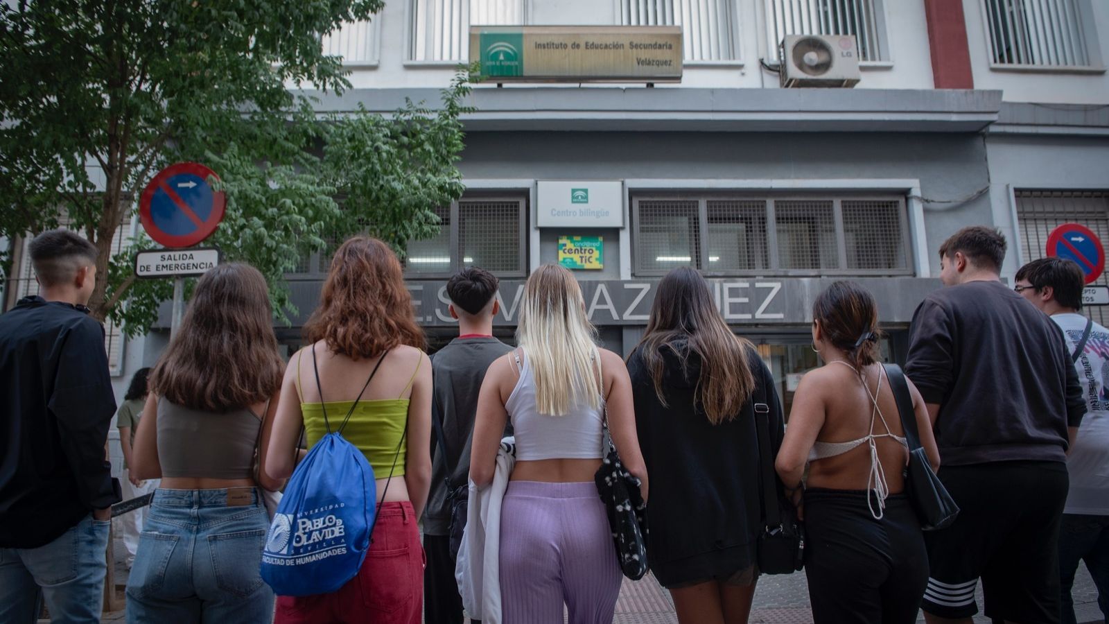Jóvenes entrando en el IES Velázquez de Sevilla capital 
