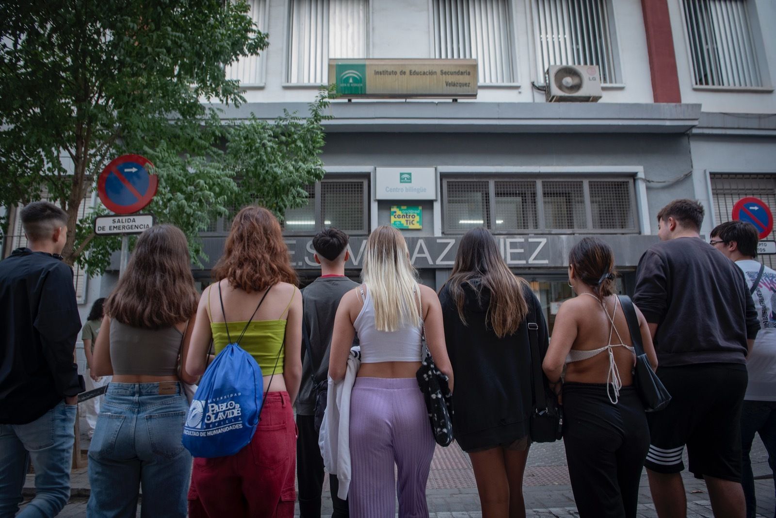 Jóvenes entrando en el IES Velázquez, de Sevilla capital, el primer día de clase.