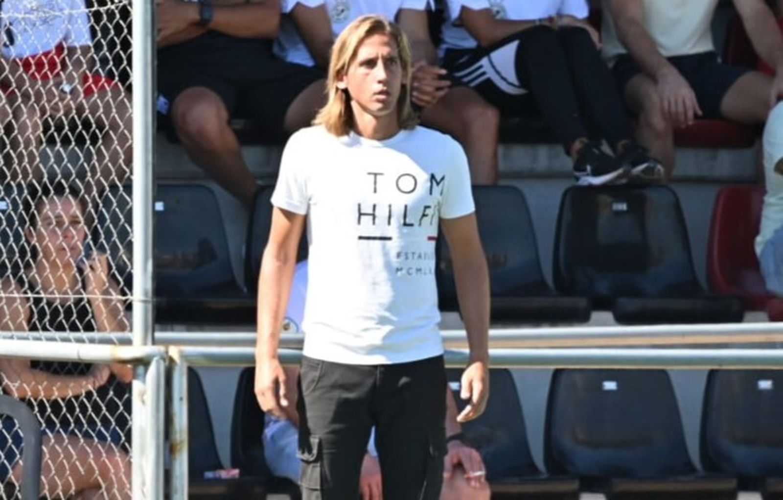 Checa, atento en la banda del Carlos Marchena.