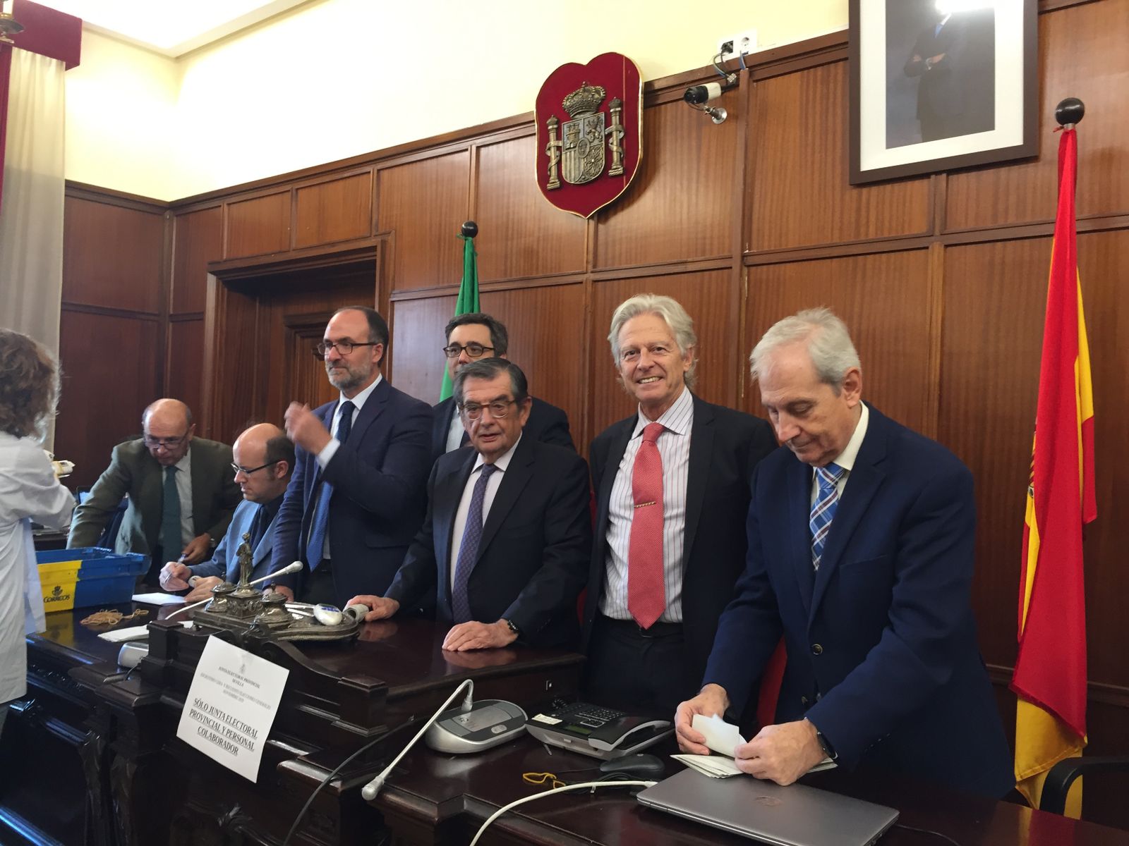 El presidente Ángel Márquez (centro) y otros miembros de la Junta Electoral Provincial