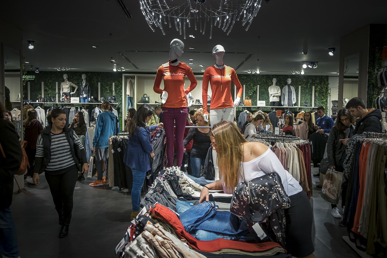 Ambiente de rebajas en el centro comercial Bahía Sur.
