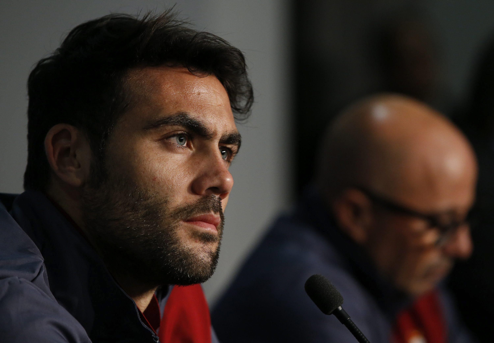 Iborra, con Sampaoli a su lado en la sala de prensa de Lyon.