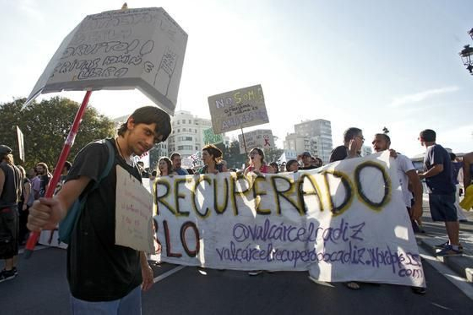 Unas 4.000 personas apoyan la manifestación del 19-J en Cádiz.

Foto: Jesus Marin