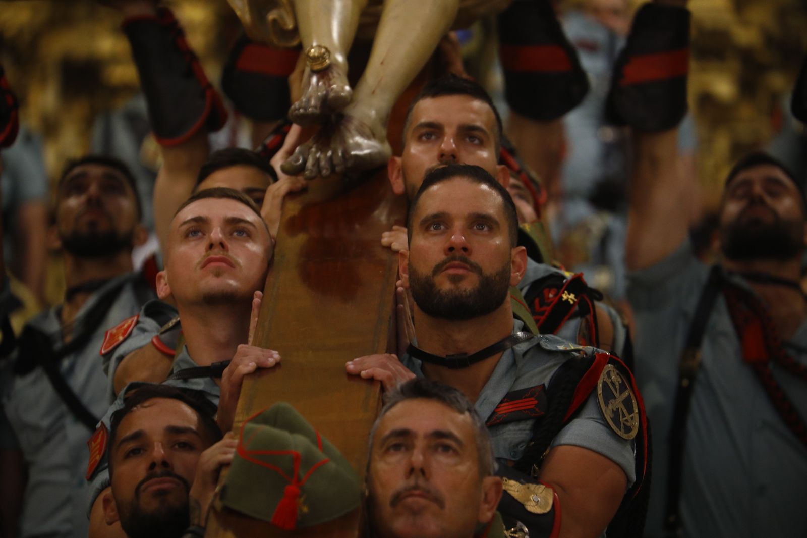 Las mejores imágenes del vía crucis de la Caridad de Córdoba con la Legión en este Viernes Santo