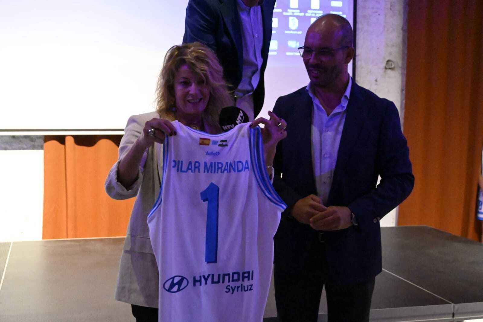 Imágenes de la presentación de las equipaciones del Ciudad de Huelva para la temporada 23/24