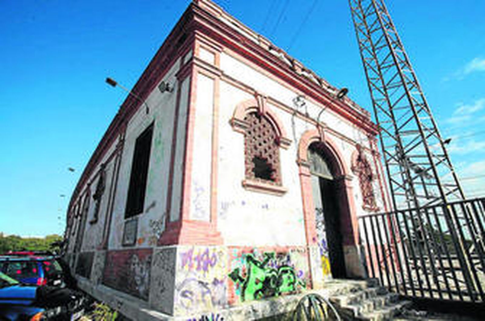 Imagen del edificio abandonado a la espalda de la glorieta del minotauro y junto a la estación.