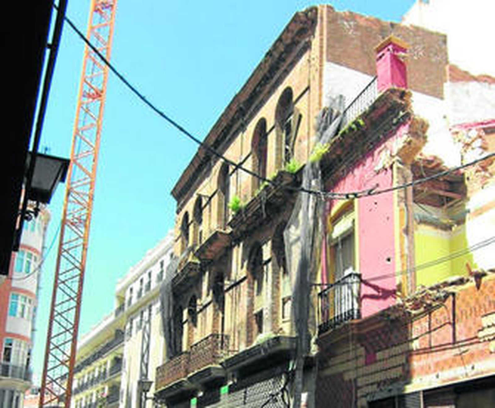 El edificio se ubica en la antigua Calle del Peligro, junto al bar La Estrella de la calle Marina.