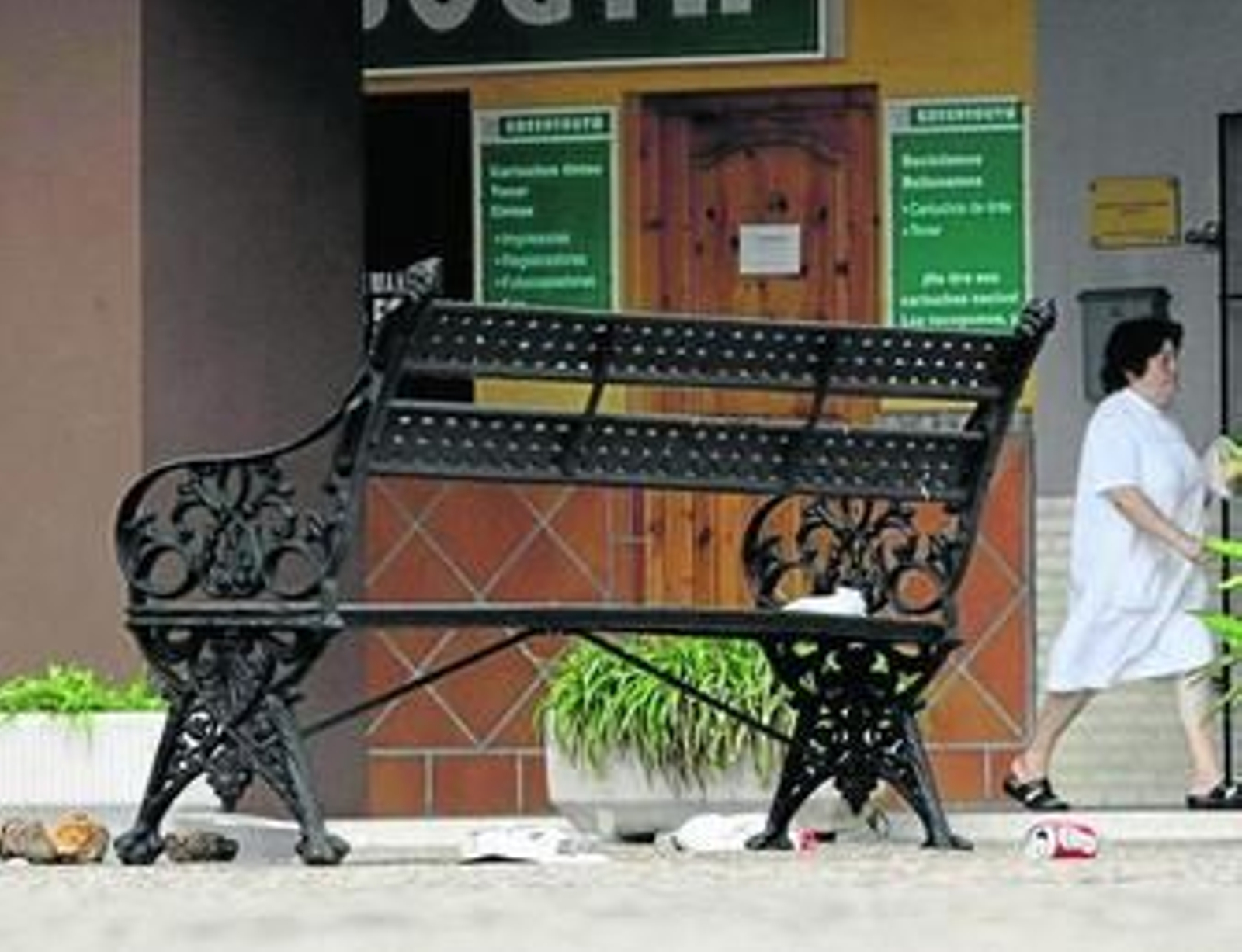 Latas y restos de comida junto a un banco de la plaza Inmaculada, ayer por la mañana.