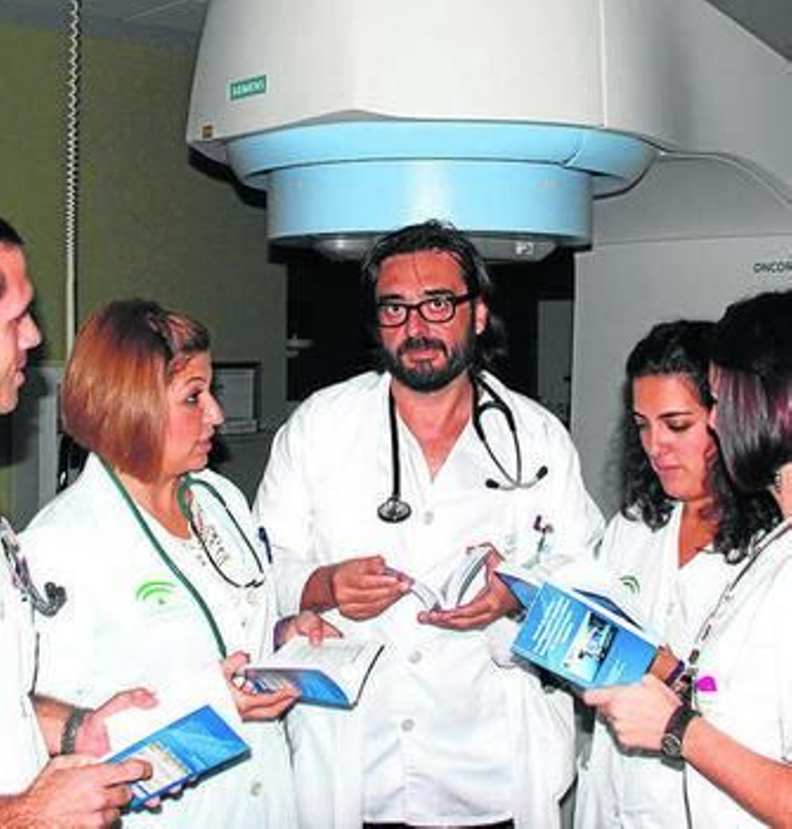 El doctor David Muñoz, en el centro, junto a otros especialistas.