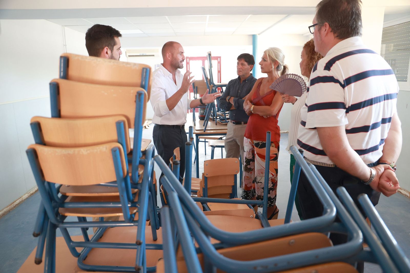 La consejera Patricia del Pozo de visita en Castilleja de Guzmán, que tendrá un nuevo IES en el antiguo colegio Argantonio.
