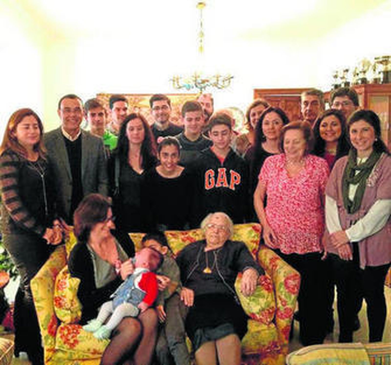 Amparo Martín, con su familia, durante la visita de Caraballo.