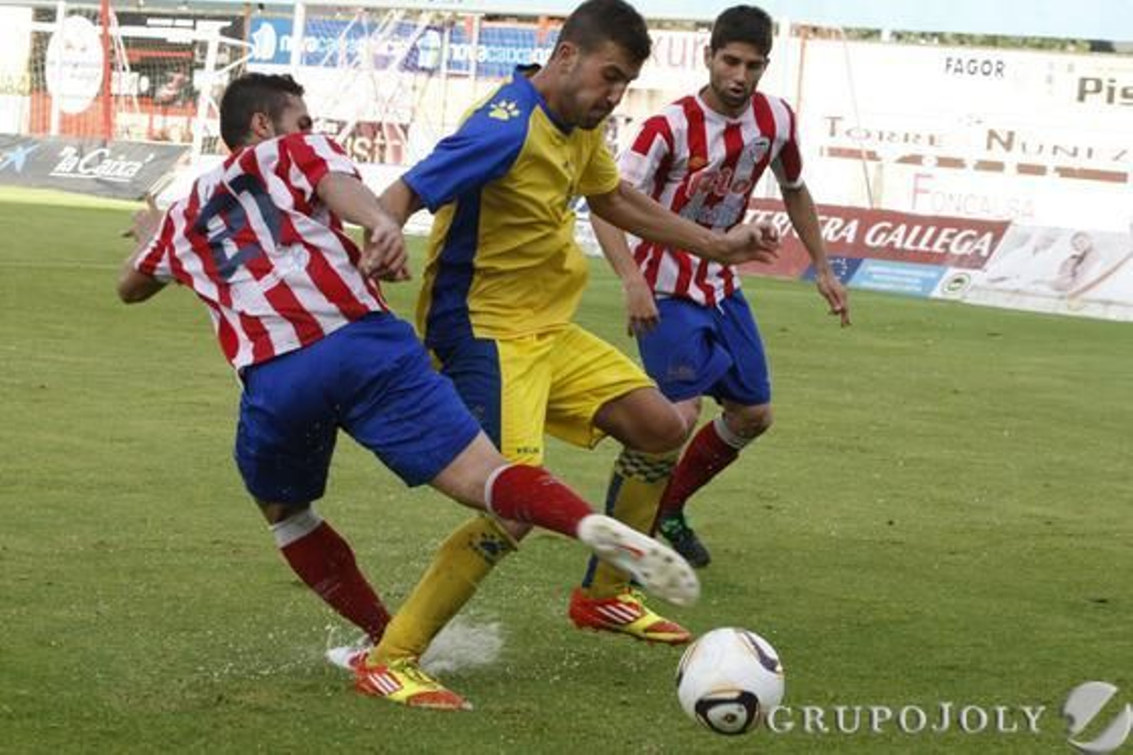 Dioni intenta mantener la posesión de la pelota.

Foto: LOF