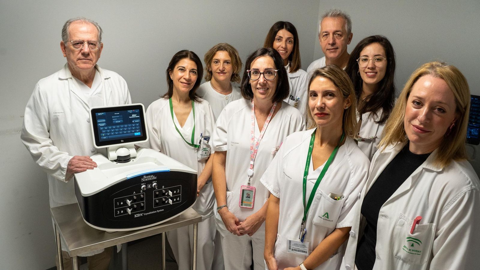 El equipo de Radiología Mamaria junto con responsables del servicio de Ginecología en el Virgen de las Nieves