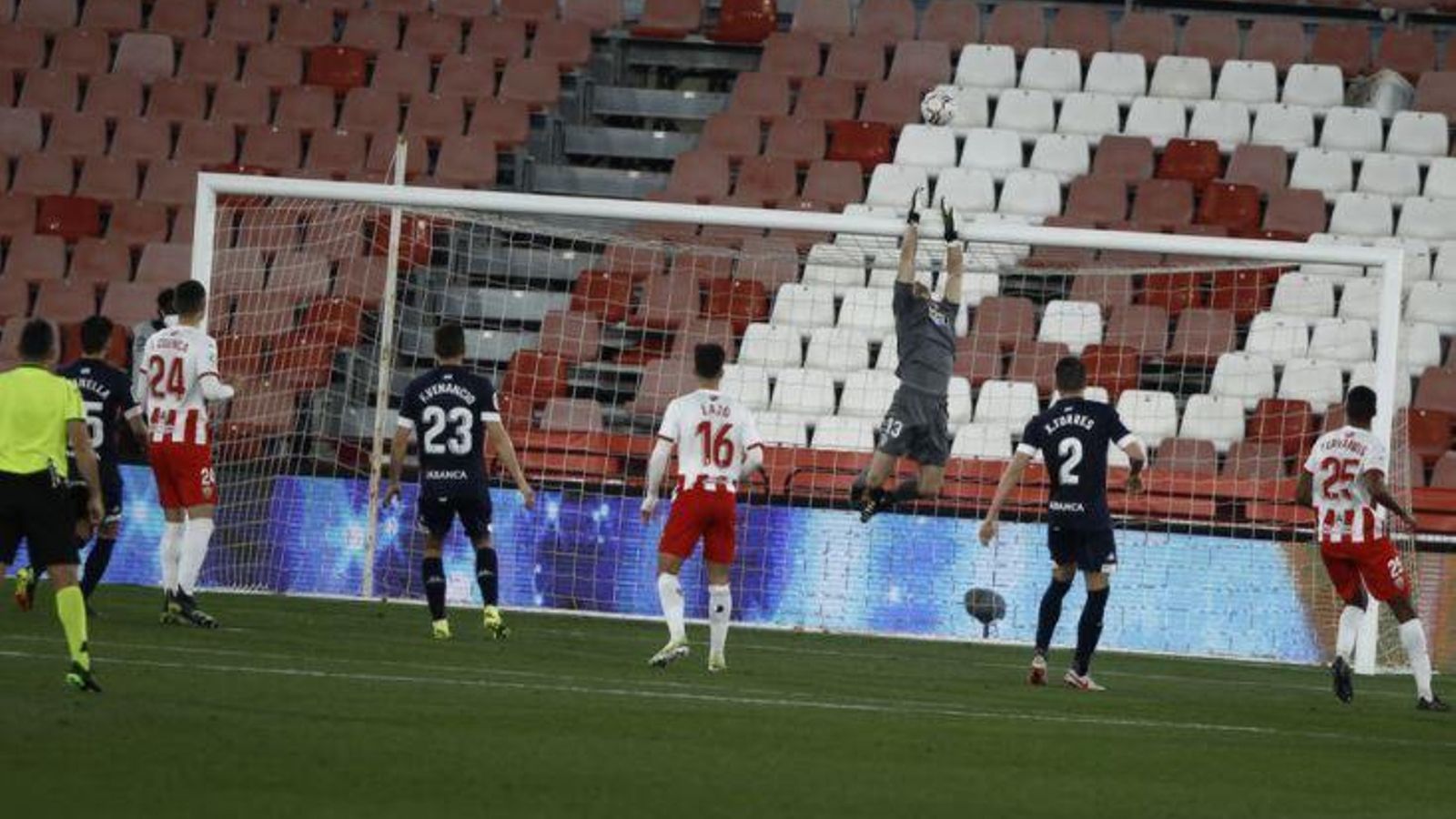 Si público ante el Lugo el pasado sábado. Antes de la pandemia, el público estaría encimando y  poniendo nervioso al meta Cantero.