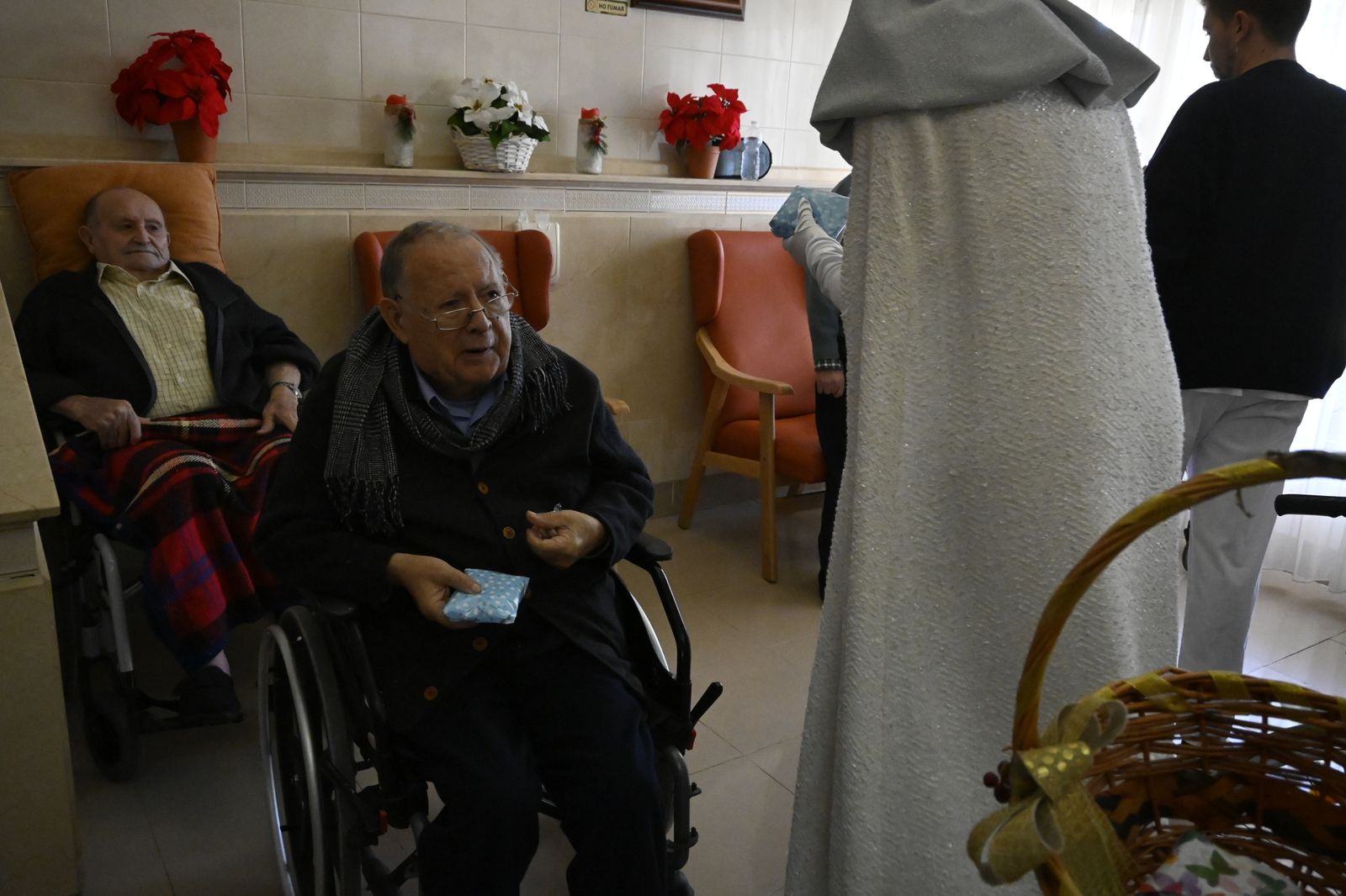 Visita de los Reyes Magos a los ancianos de los asilos de Huelva, en imágenes
