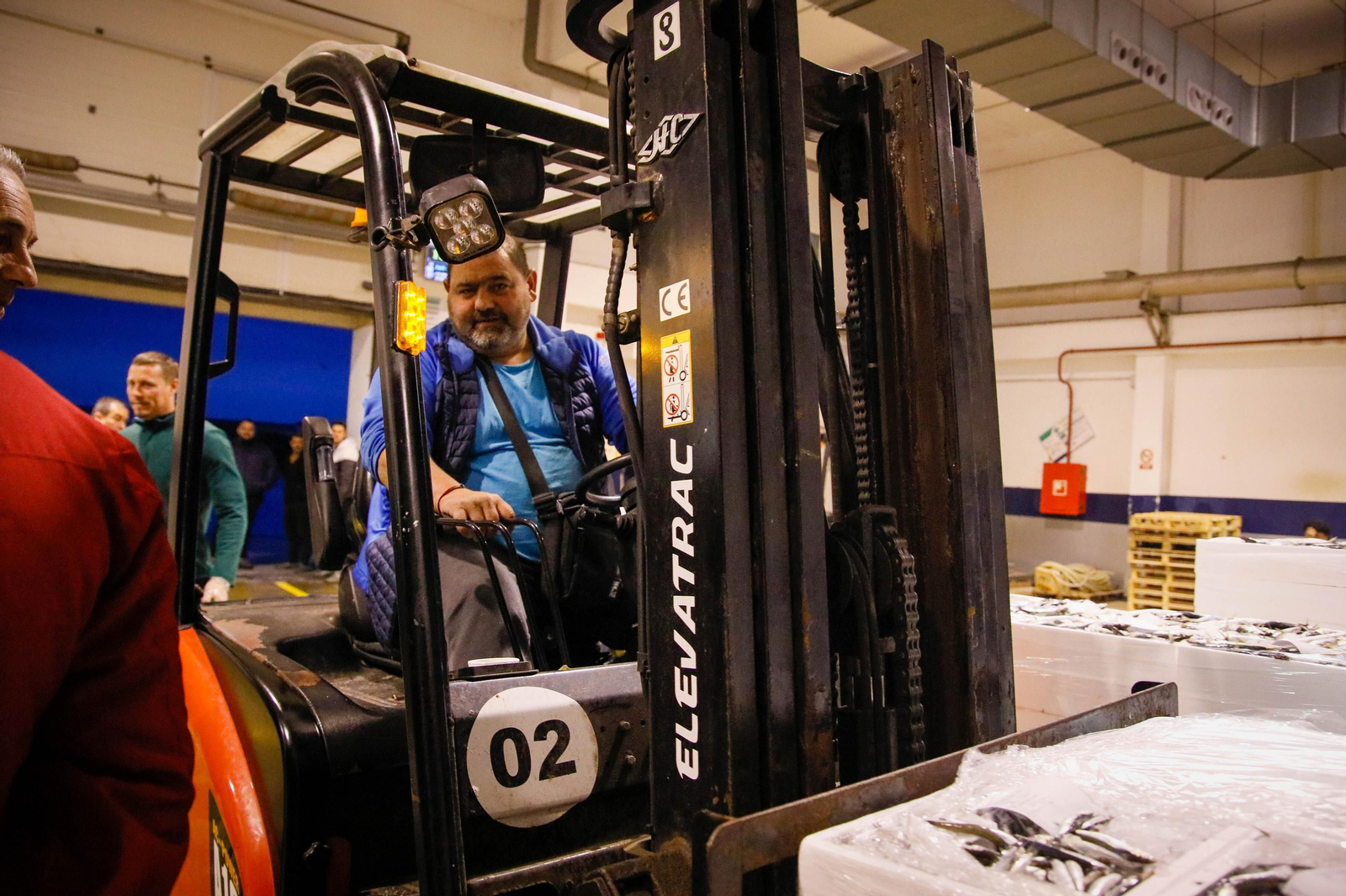 Te contamos en imágenes como ha sido la descarga de las traiñas en la lonja de Almería