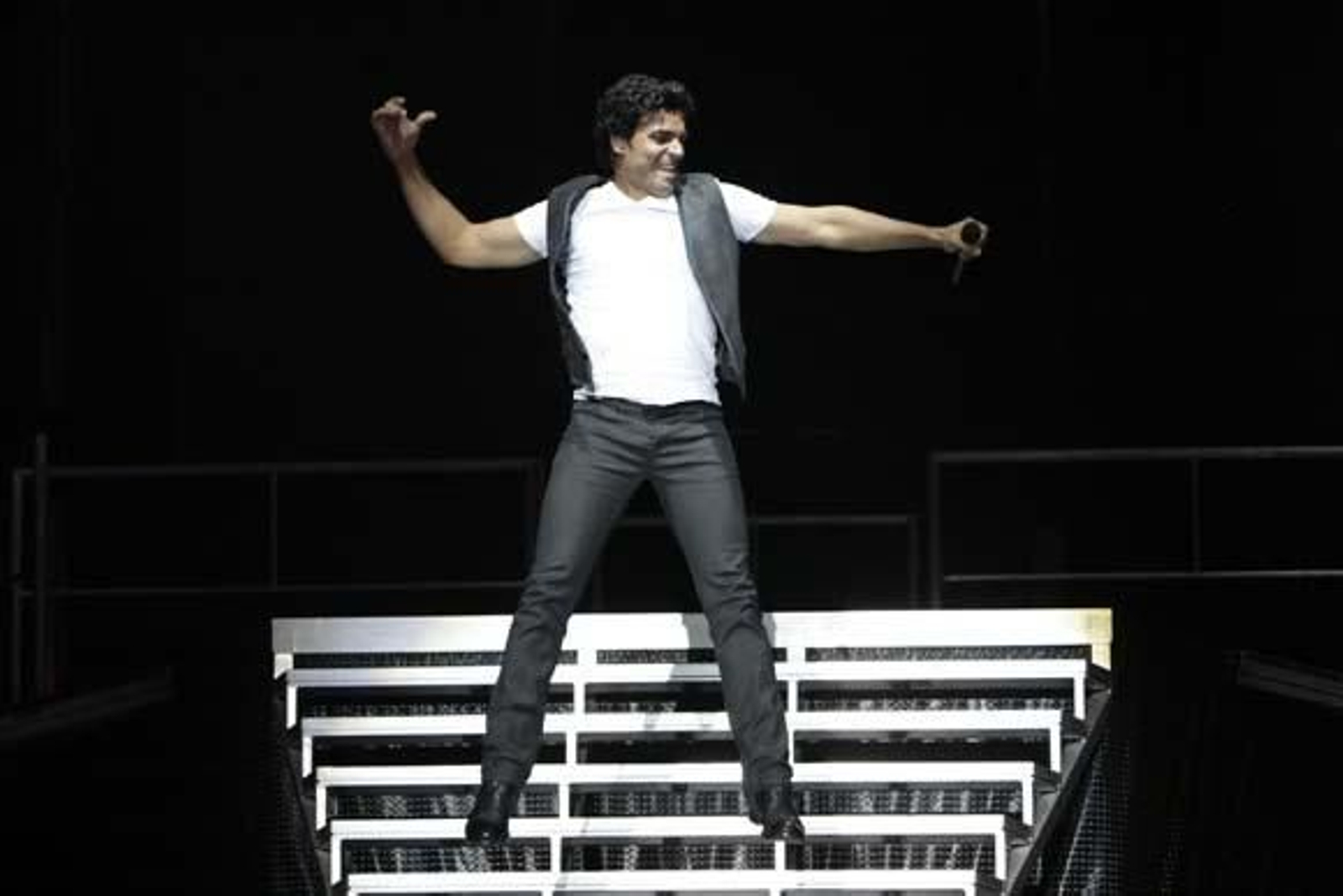 El cantante deleita a sus fans en la playa Victoria

Foto: Julio Gonzalez