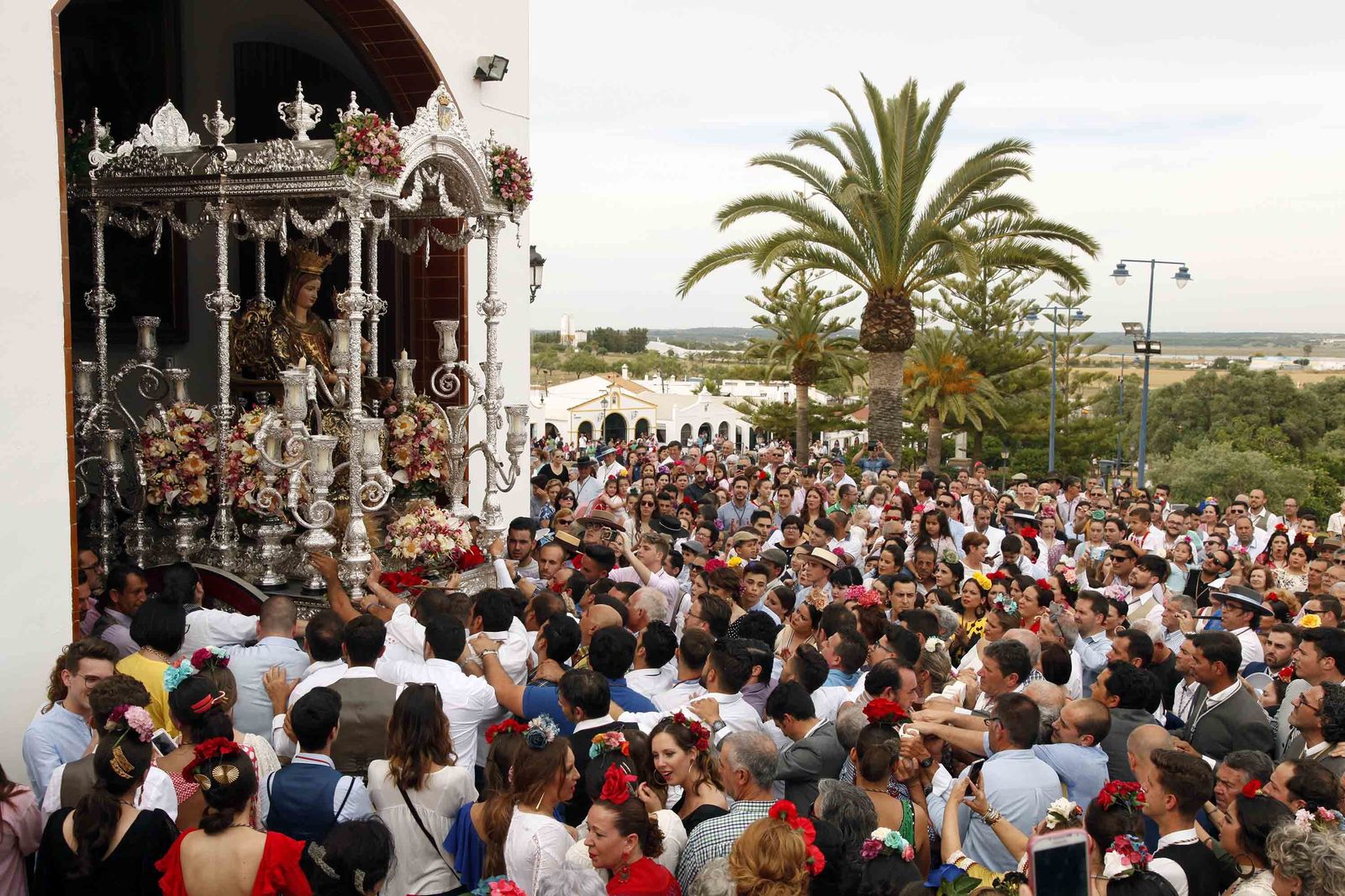 Las imágenes de la procesión de la Virgen de la Bella por el recinto romero de El Terrón