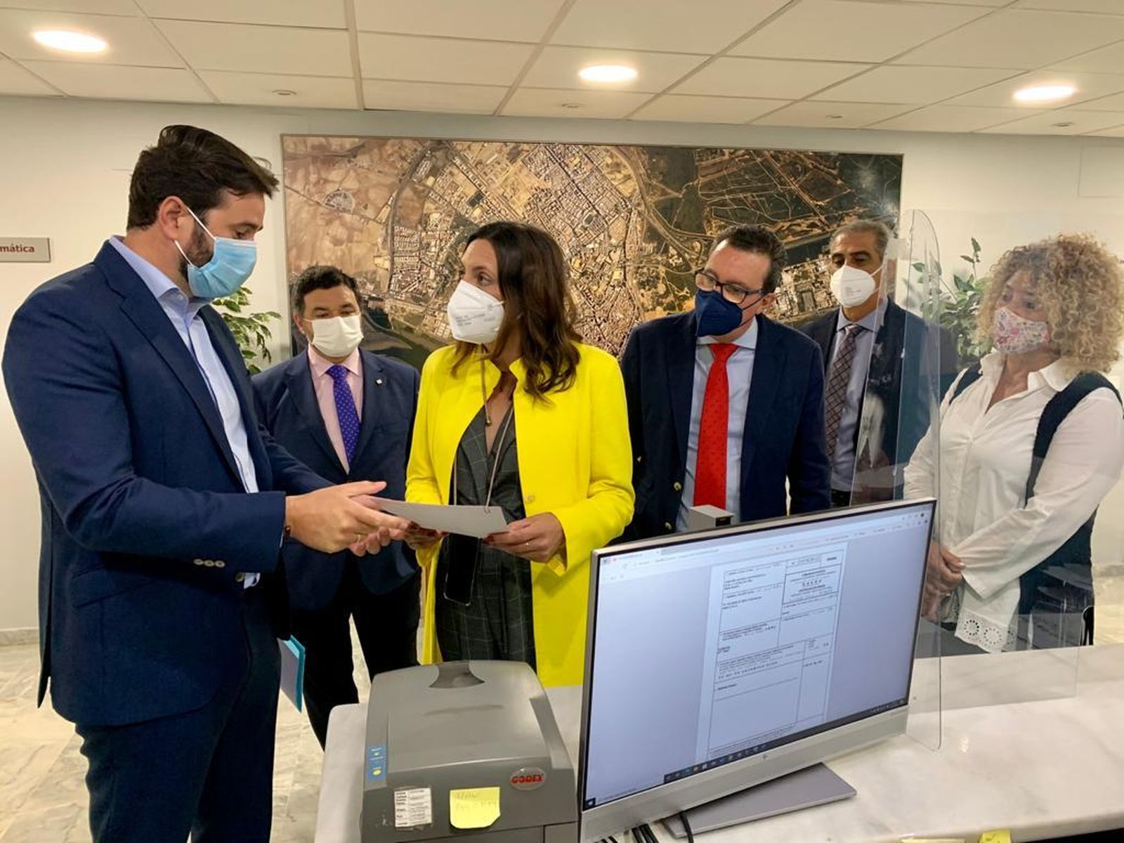 Dirigentes populares en la reunión mantenida con el presidente de la Cámara de Comercio, Daniel Toscano.