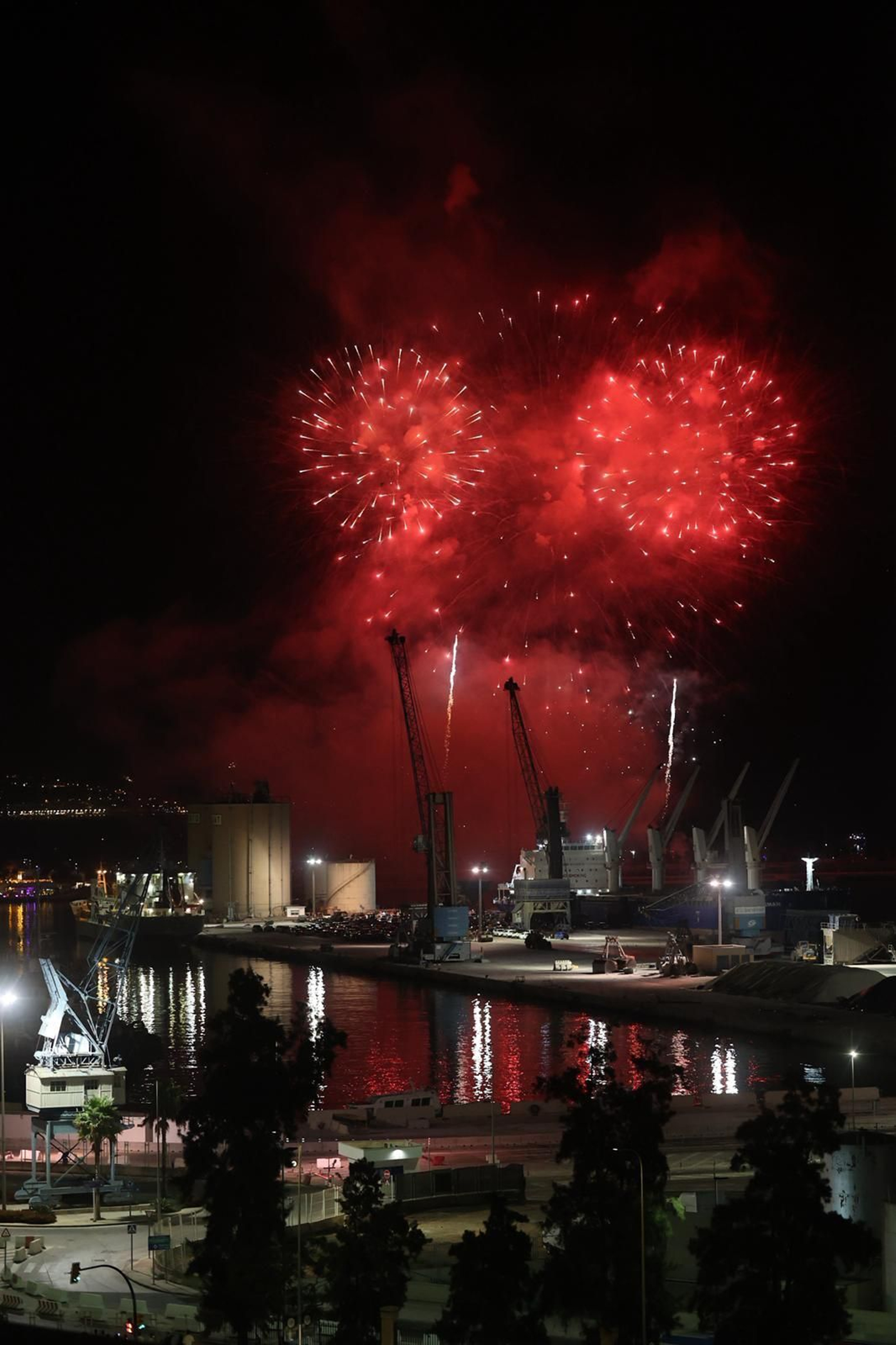 El show de drones y fuegos que da la bienvenida a la Feria de Málaga, en imágenes