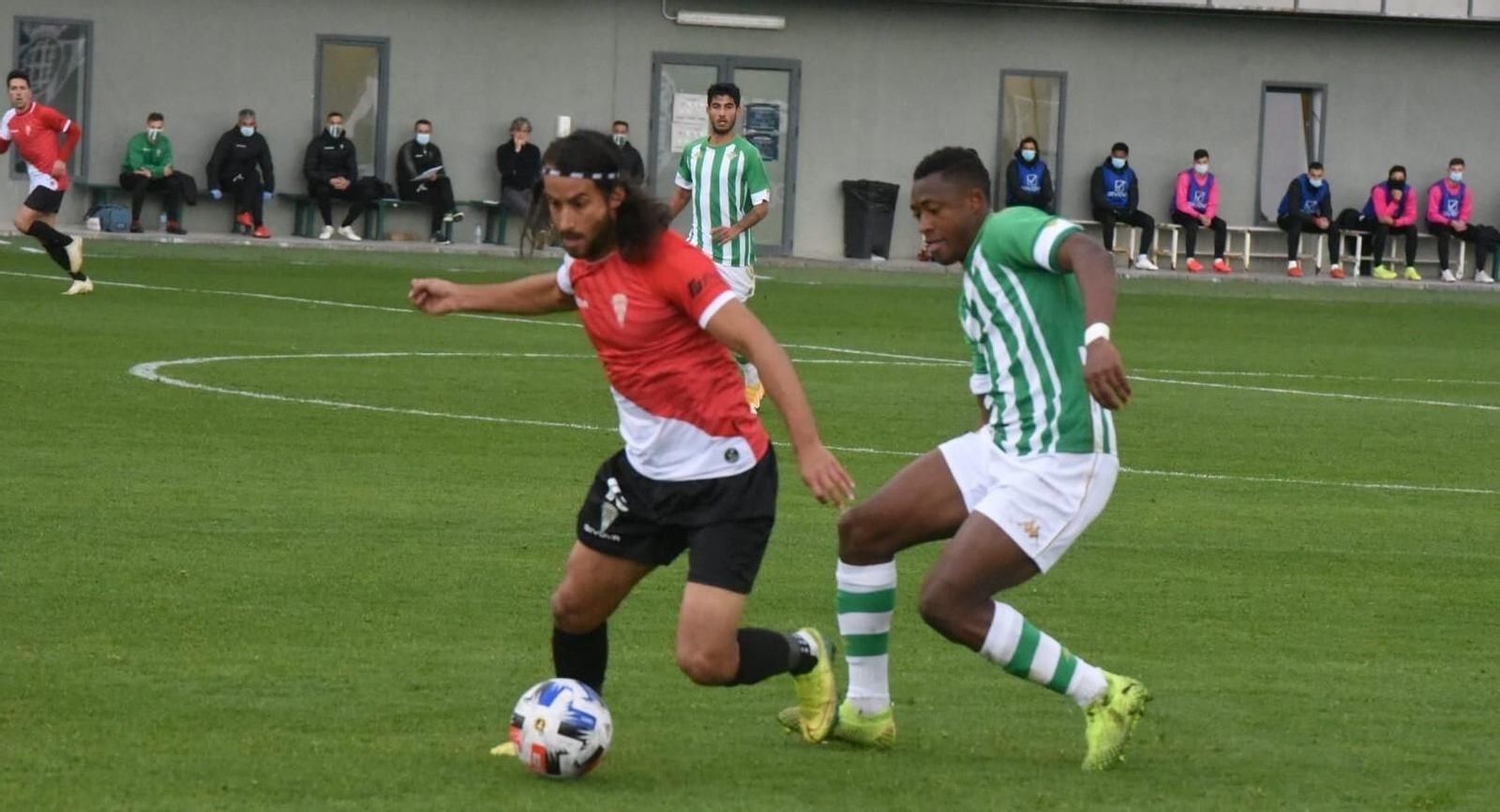 Mario Ortiz intenta sacarse de encima la presión de Bandaogo.