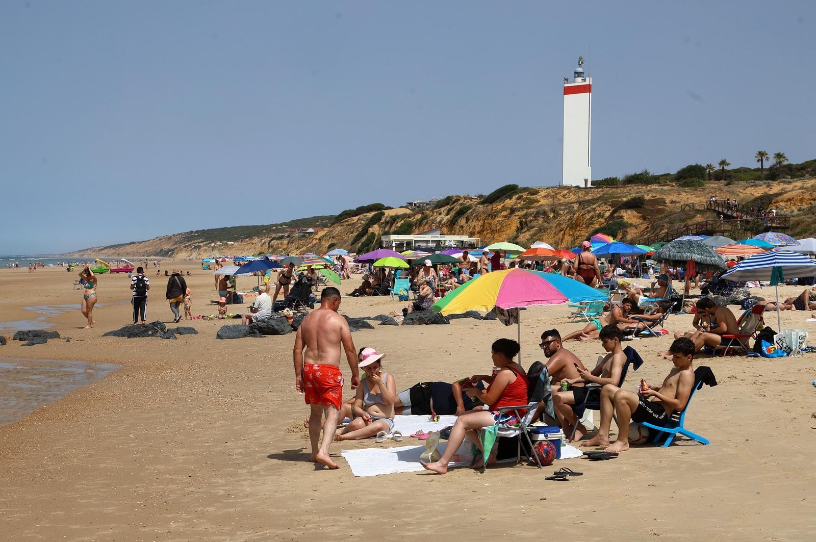 Imágenes del ambiente en las playas de Matalascañas, La Bota y Mazagón durante la mañana del domingo